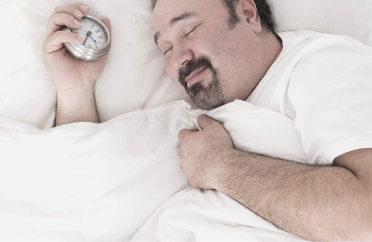 Entspannungsübungen - Mann schläft gut mit Uhr in Hand