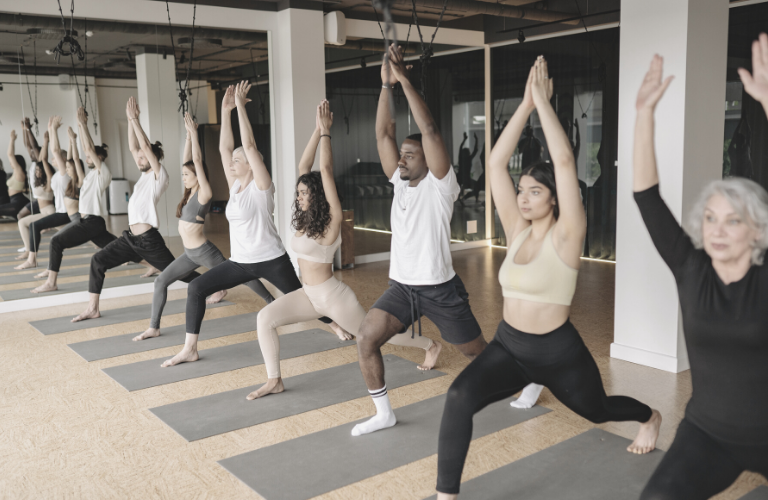 Gruppe macht Yoga als Betriebliche Gesundheitsförderung