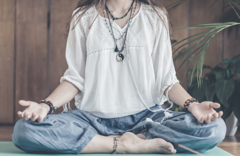 Junge Frau lern Meditieren im Schneidersitz