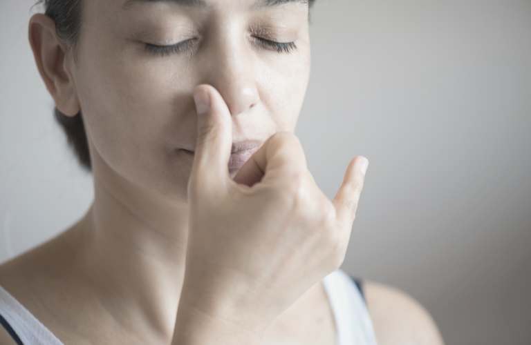 Breathwork Training Frau macht Wechselatmung
